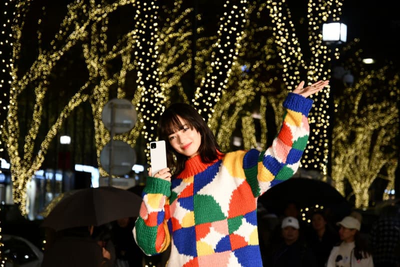 日本女星小松菜奈参加活动 与冬日夜景合影笑容灿烂