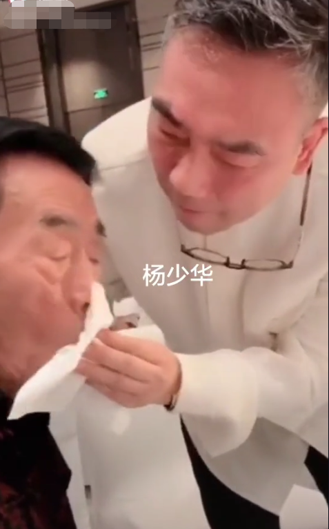 87岁相声大师杨少华罕见露面 吃饭缓慢咀嚼困难儿子帮擦嘴