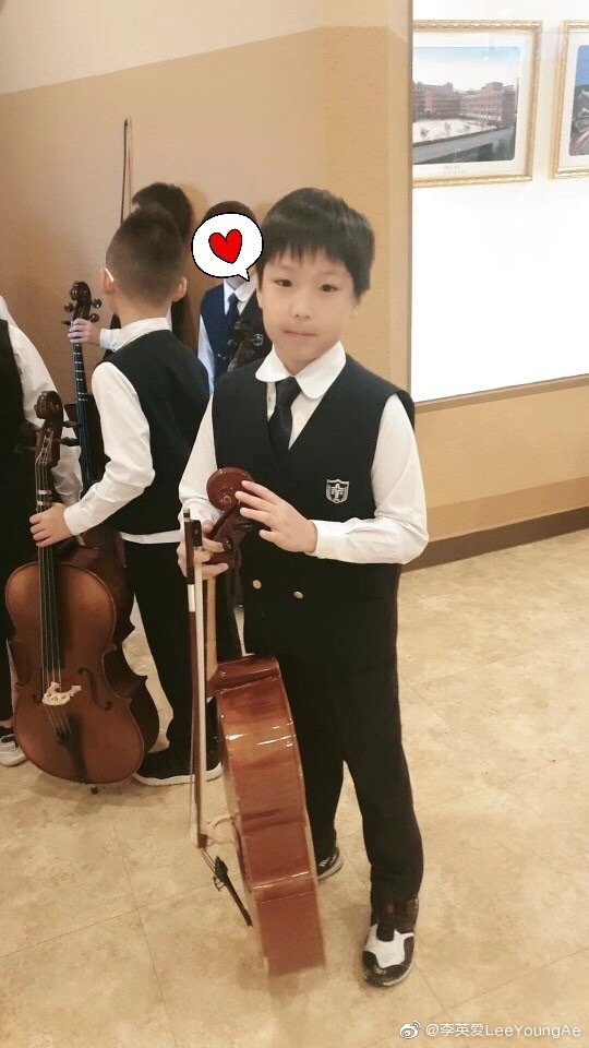 李英爱晒儿子拉小提琴近照 8岁女儿遗传妈妈神仙颜值
