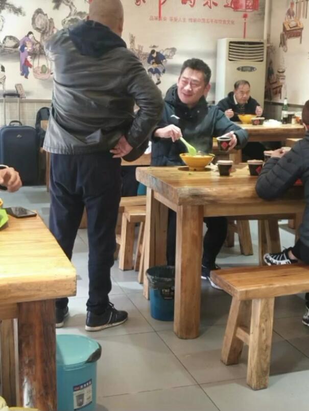 网友街边小店偶遇52岁景岗山 行事低调与其他食客拼桌