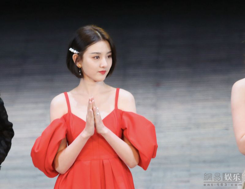 宋祖儿穿吊带红裙明艳动人 弯腰为他人颁奖