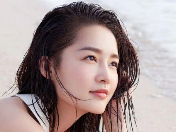 李沁包租婆造型曝光，素颜出镜俏皮可爱，原来不化妆的她更漂亮