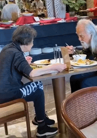 83岁王德顺带妻外出就餐，甜蜜互视吃饭如年轻人热恋