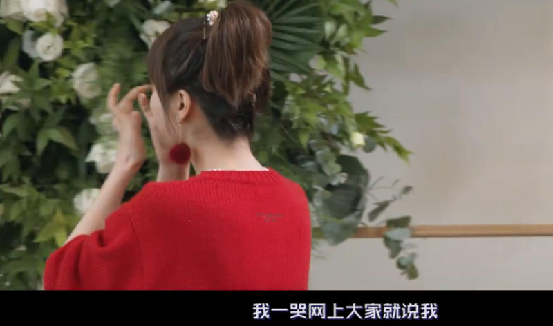 吴昕被网友黑在台上落泪，谁注意台下的昆凌？天王嫂的感同身受