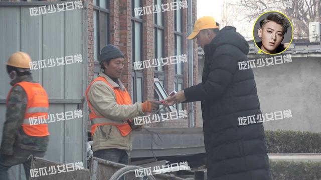 太接地气了！黄子韬吸烟忘带打火机，向建筑工人礼貌借火