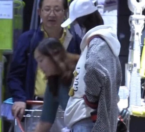 怀孕了？唐艺昕衣着宽松小腹隆起明显