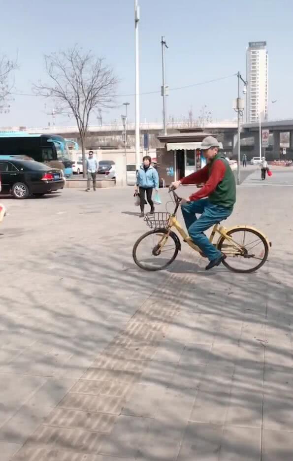 62岁冯巩骑共享单车街头遛弯 和徒弟互动冲镜头笑心情好