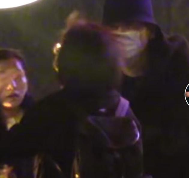 雷佳音深夜聚餐当街搂女性友人