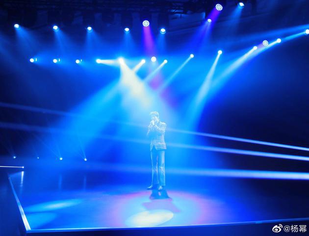 杨幂客串内场站姐帮华晨宇录制表演饭拍
