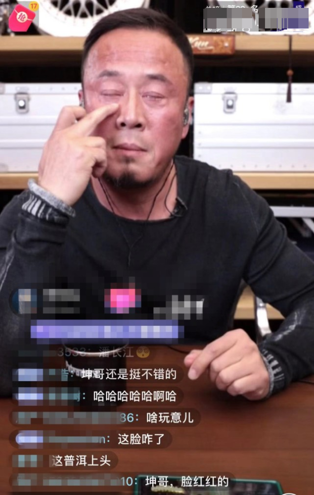 48岁杨坤状态不对劲，疑似醉酒直播带货，网友留言批评他不专业