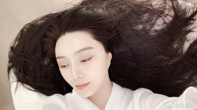 范冰冰晒照个性耳朵抢镜，浓密长发惹人羡