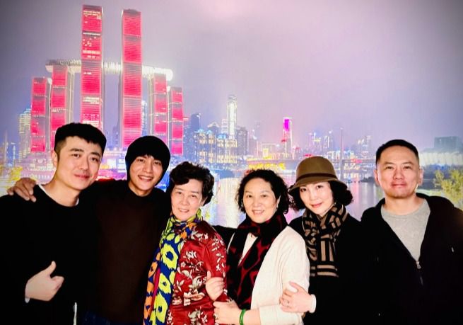 陈坤回重庆打卡网红景点 与家人合影妈妈出镜