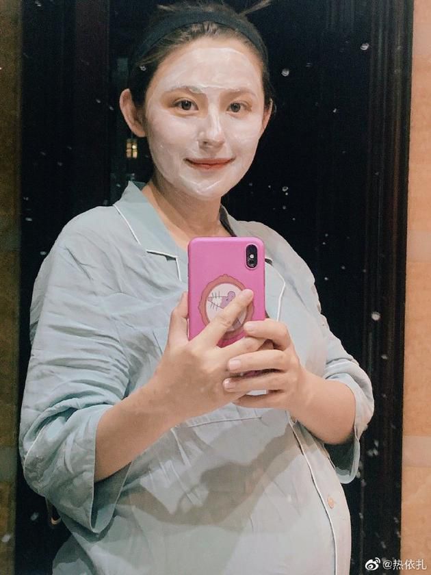 热依扎分享孕期大肚照