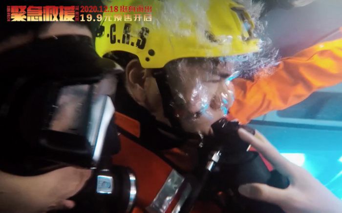 《紧急救援》发布全新制作特辑 林超贤坚持水下救援场面全景实拍