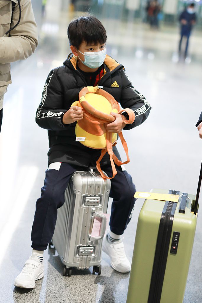 田亮携儿子现身机场 小亮仔乖坐行李箱上萌化了