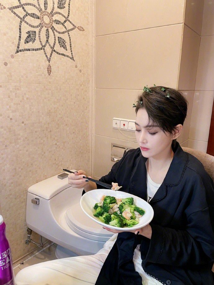 张馨予坐马桶边吃水煮减肥餐，再现北漂拼搏画面，何捷看了要心疼