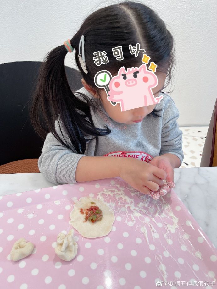 张子萱一家冬至幸福聚会 安安包饺子给妹妹吃超温馨