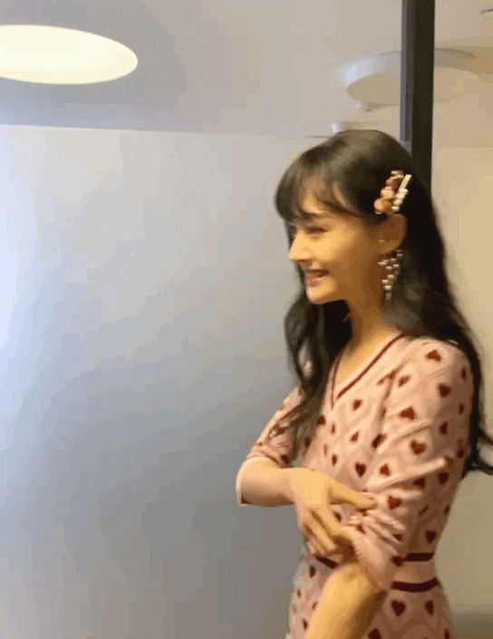 郑爽活动生图曝光又瘦又美  网友惊叹