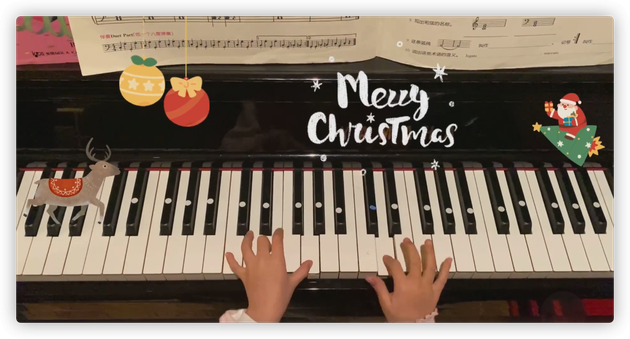 孙俪女儿小花妹妹弹钢琴 演奏圣诞歌