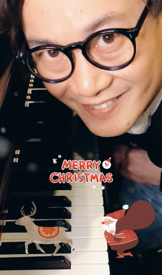 陈奕迅晒弹钢琴视频庆祝圣诞节 镜头怼脸送祝福