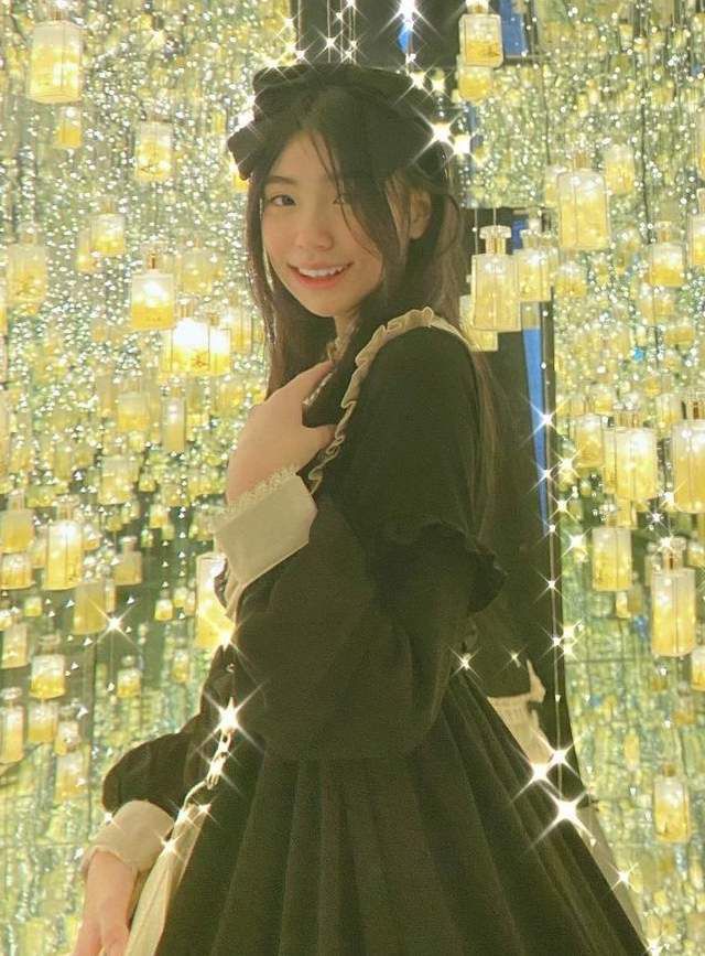 小s二女儿晒自拍，擅长画画弹琴写小说秀外慧中，穿长裙甜美淑女