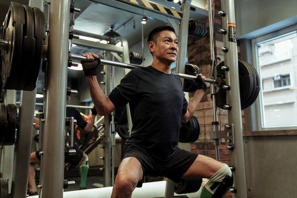 59岁刘德华为拍戏狂练体能 自曝受伤后不敢运动过量