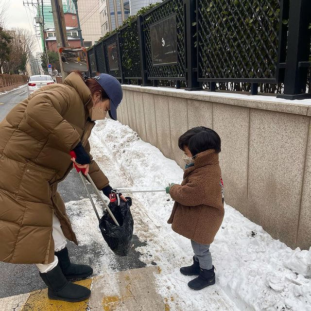 蔡琳和3岁儿子上街捡垃圾，培养儿子的环保意识