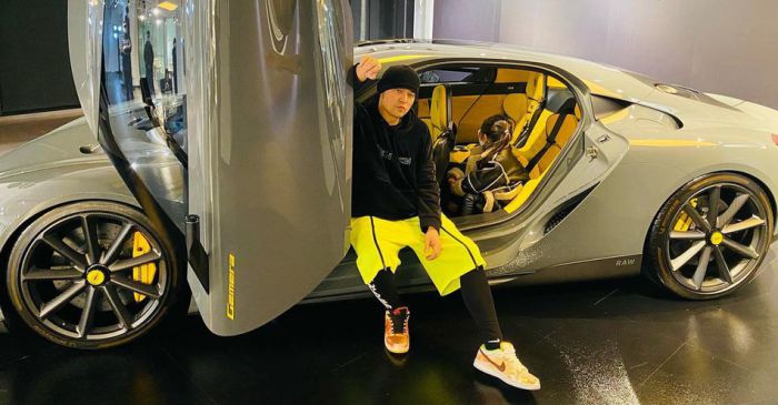 周杰伦晒豪车，女儿坐在后座