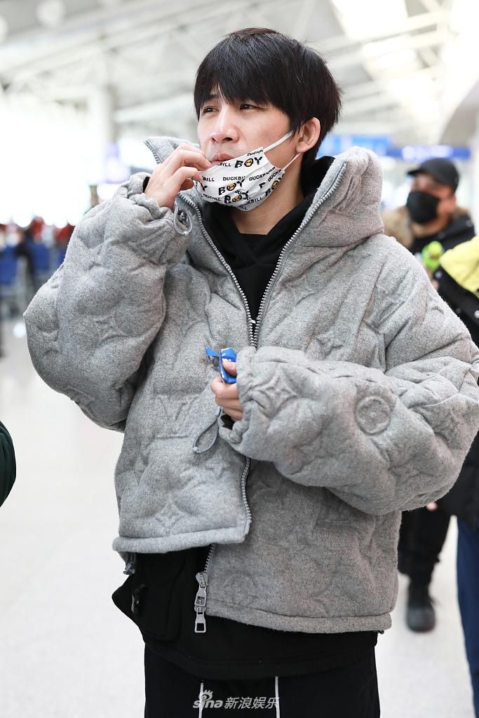 吃货属性曝光！大张伟机场一路吃零食 白色印花口罩太个性