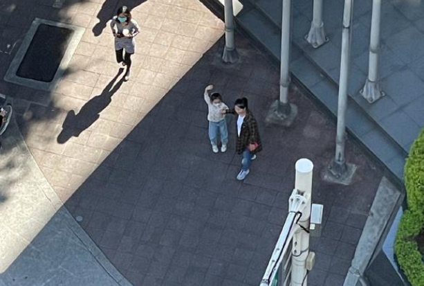 汪小菲回台北后再晒照 与女儿玥儿隔十几层楼相望