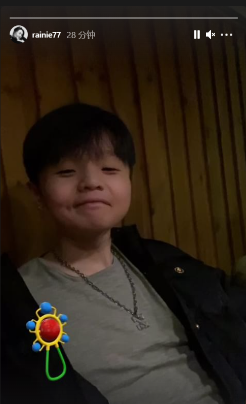 杨丞琳李荣浩晒夫妻同框照，玩童颜特效狂秀恩爱
