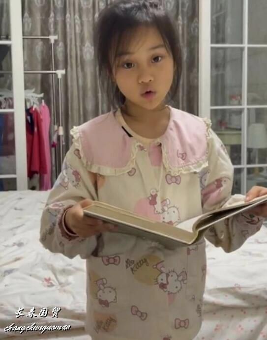 李小璐8岁女儿近照曝光，面对镜头大方朗读声情并茂
