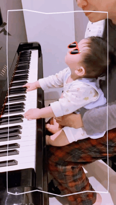 应采儿恶搞小儿子弹钢琴，hoho五官不像爸爸，被妈妈夸赞明日之星