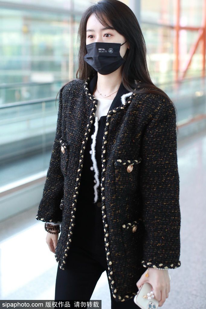 袁冰妍小香风外套亮相机场 时髦靓丽满面笑容与粉丝互动