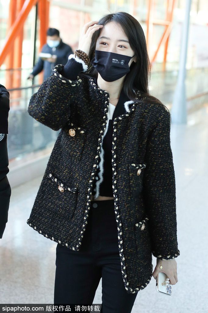 袁冰妍小香风外套亮相机场 时髦靓丽满面笑容与粉丝互动