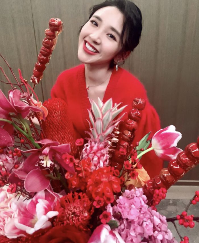 唐艺昕晒张若昀视角美照对镜甜笑被赞人比花娇插年宵花为家添喜气