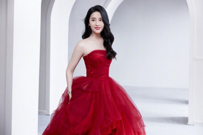 刘亦菲抹胸红裙出镜优雅秀锁骨 肤白发光美似天仙
