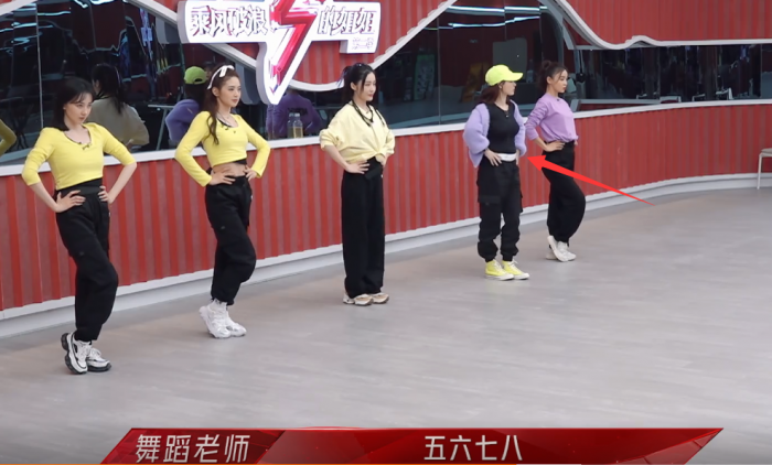 张柏芝排练时划水动作敷衍，小腹微凸超明显，穿宽松裤子拉胯