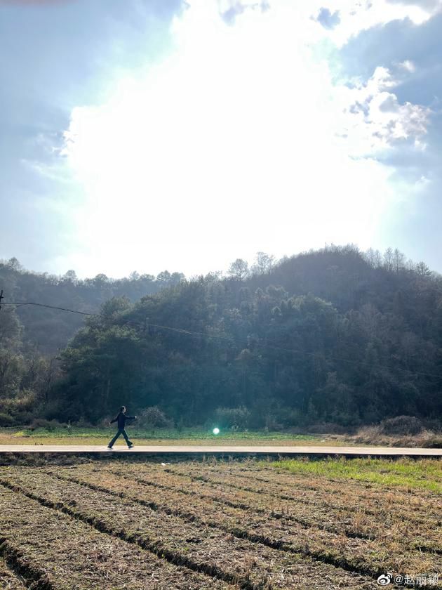 赵丽颖新剧杀青 着休闲装田间漫步心情愉快