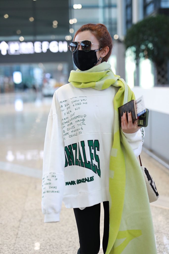 朱圣祎现身机场戴绿围巾清新可爱 扎丸子头对镜甜笑