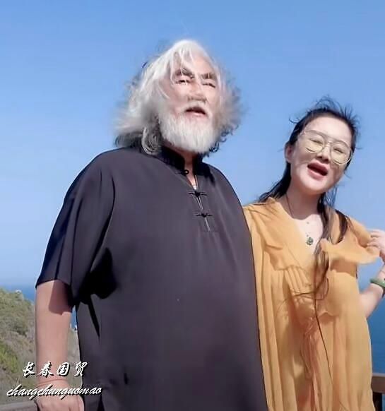 张纪中与小娇妻合影照曝光，头发凌乱胡子拉碴显邋遢，夫妻似父女