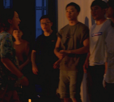 周迅新片花絮曝光  演泼辣悍妇挺孕肚撞人