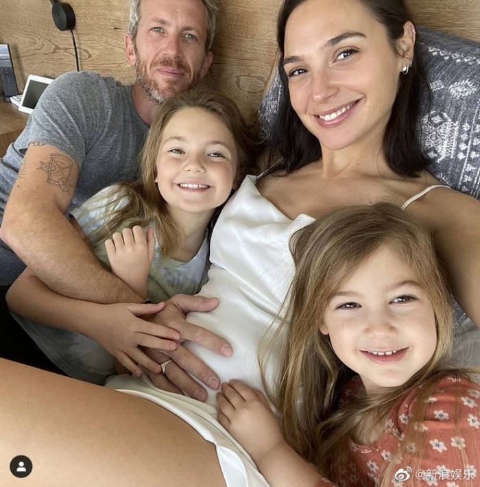 盖尔·加朵晒全家福照片 宣布怀第三胎喜讯