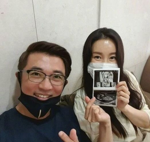 韩媒曝50岁演员安在旭喜得二胎，一家四口儿女双全