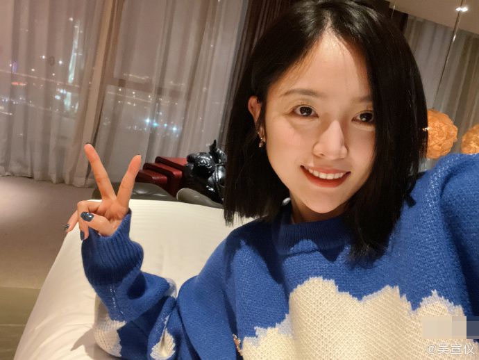 吴宣仪短发造型超少女 大眼红唇活力满满 