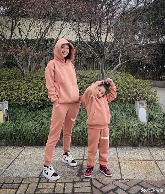 郑希怡和女儿穿粉色母女装 开心笑称是“俩姐妹”