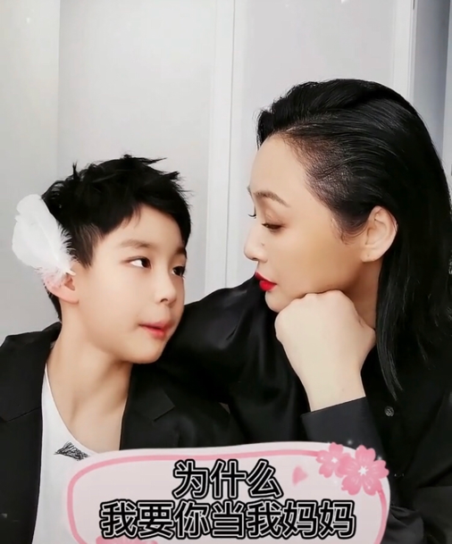 前央视主持人曹颖的儿子秀舞技，还想参加选秀，不让妈妈当会长？