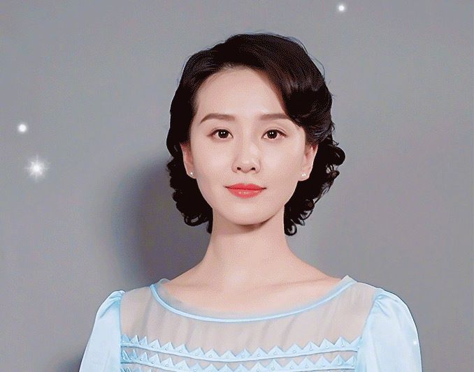 公布女性阵容,刘诗诗民国造型曝光,她身穿蓝色长裙,搭配温柔燕尾发型