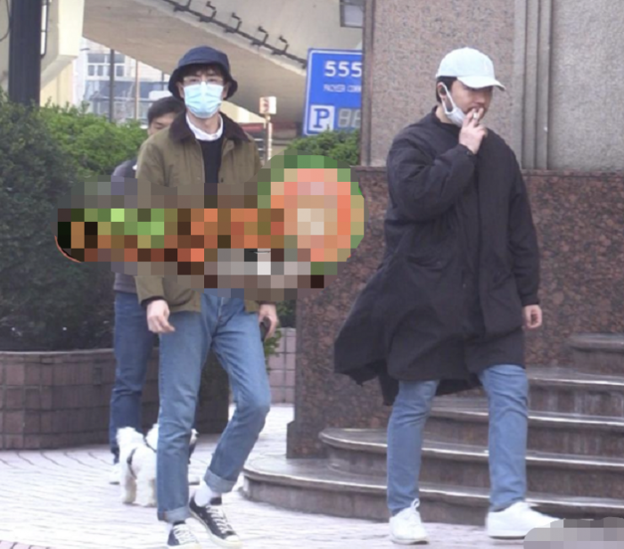 杨玏当街挖鼻孔被拍，不洗手直接抓东西吃？