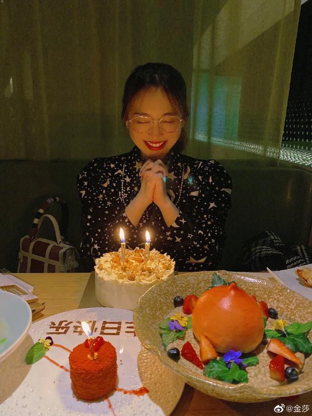 金莎生日对蛋糕许愿 手捧鲜花笑容甜美